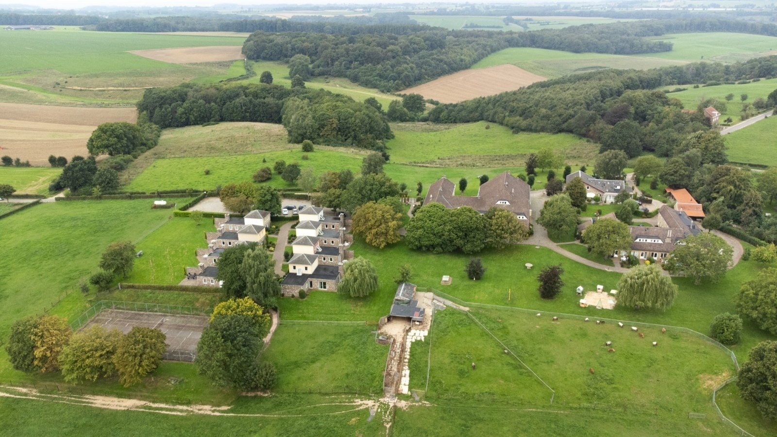 Luchtfoto vakantiepark bij Epen